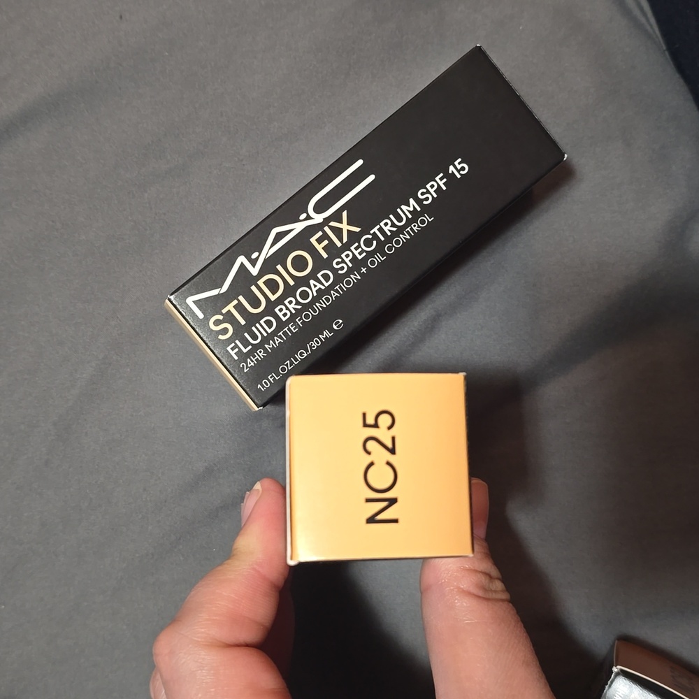 NEW ‼️ NC25 STUDIO FIX FLUID SPF 15 24HR MATTE FOUNDATION + OIL CONTROL